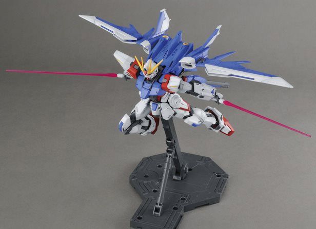 Gundam 1/100 MG Build Fighters GAT-X105B/FP Build Strike Gundam Full Package Model Kit